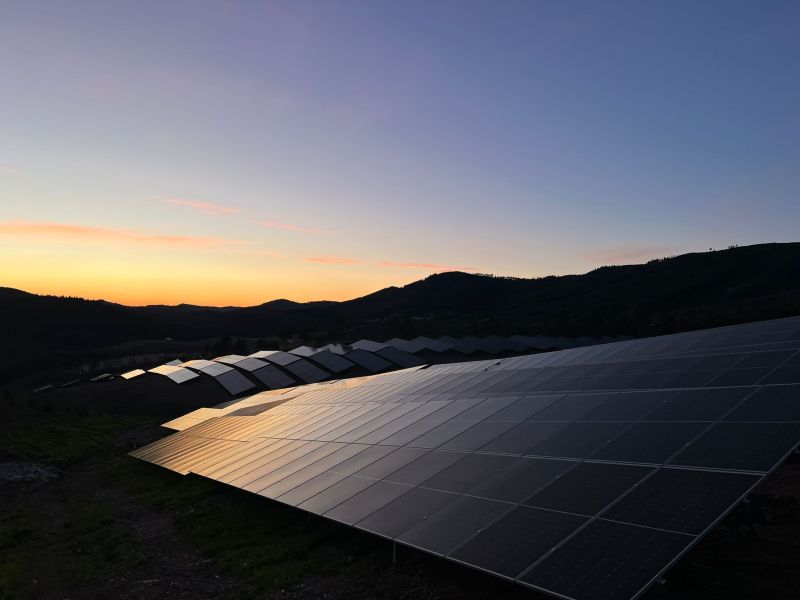 Parque solar da Electrolinhas ao pôr do sol